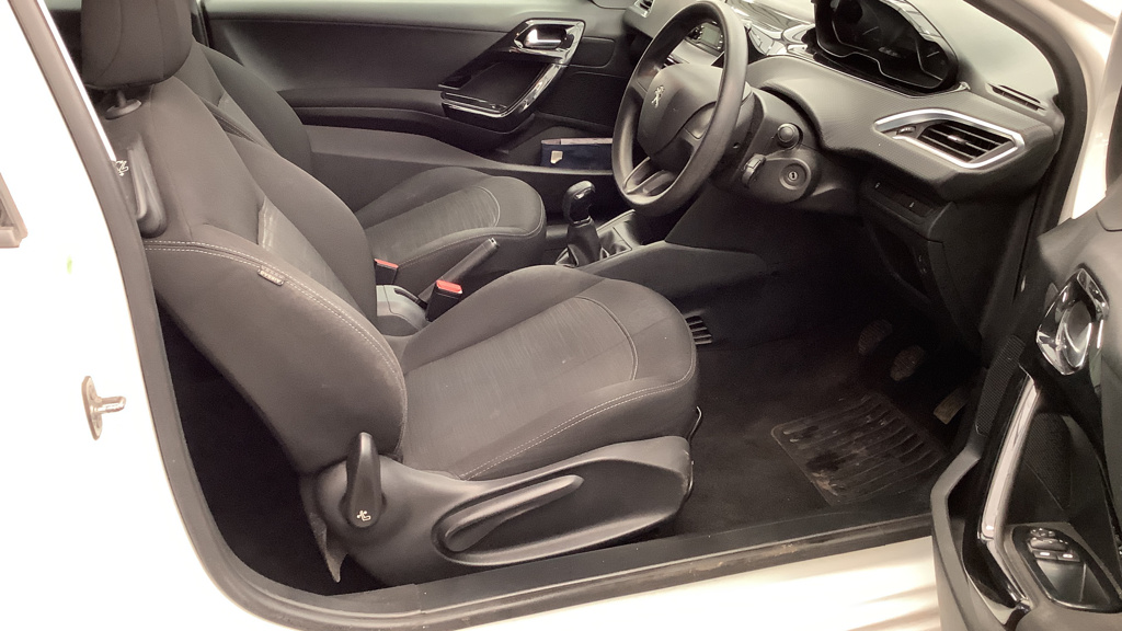 Peugeot 208 Access a/c