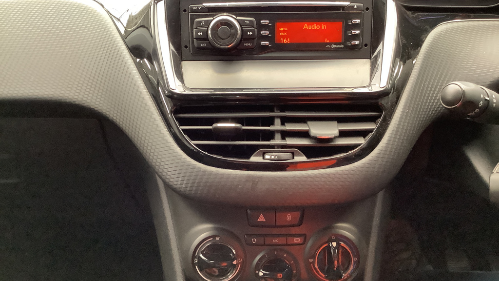 Peugeot 208 Access a/c